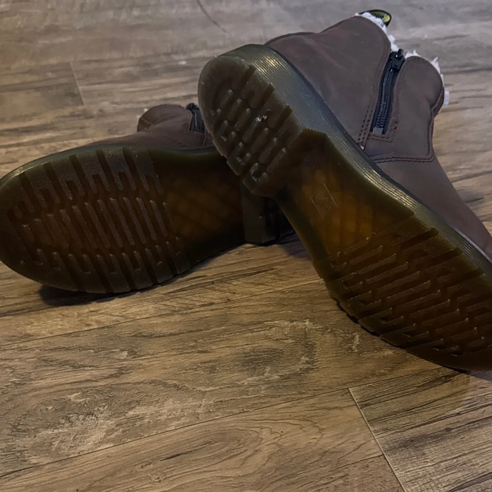 Dr. Martens - Womens Brown Boots with Sherpa Lining - Size 7